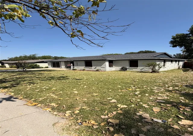 Photo 3 of Single family home for sale at 1001 E Linda Dr, Garland, TX 75041 | MLS# 21351539 | Listing updated on 2026-08-07