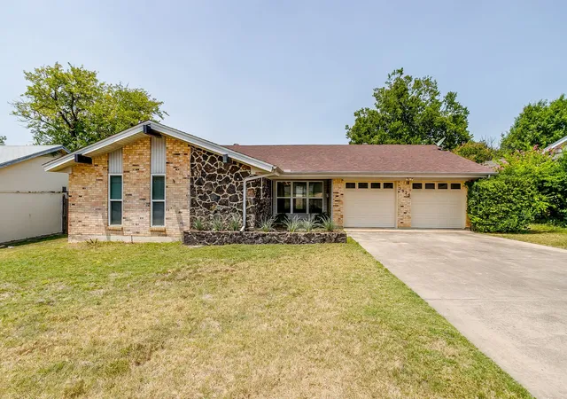 Photo 1 of Sale Pending at 2928 Laredo Dr, Fort Worth, TX 76116 | MLS# 21344621 | Listing updated on 2026-08-22