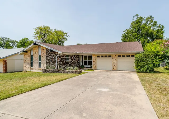 Photo 2 of Sale Pending at 2928 Laredo Dr, Fort Worth, TX 76116 | MLS# 21344621 | Listing updated on 2026-08-22