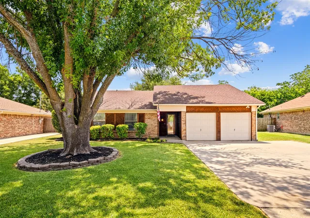 Photo 2 of Sale Pending at 1032 Kane St, Benbrook, TX 76126 | MLS# 21348616 | Listing updated on 2026-08-29