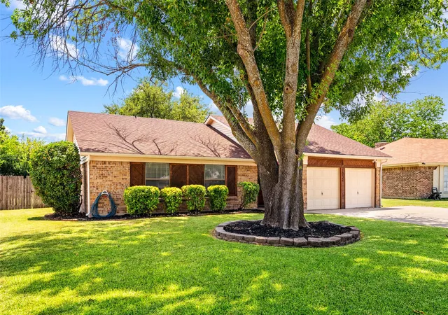 Photo 3 of Sale Pending at 1032 Kane St, Benbrook, TX 76126 | MLS# 21348616 | Listing updated on 2026-08-29