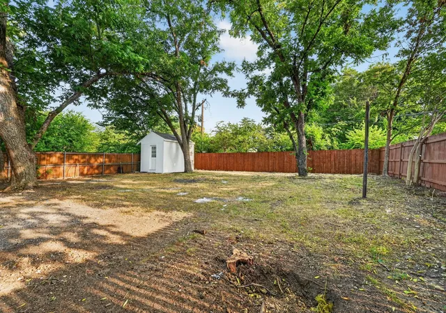 Photo 2 of Single family home for sale at 1721 Ida St, Arlington, TX 76010 | MLS# 21351841 | Listing updated on 2026-10-06