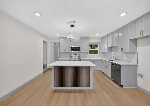 Photo 3 of Single family home for sale at 1721 Ida St, Arlington, TX 76010 | MLS# 21351841 | Listing updated on 2026-10-06