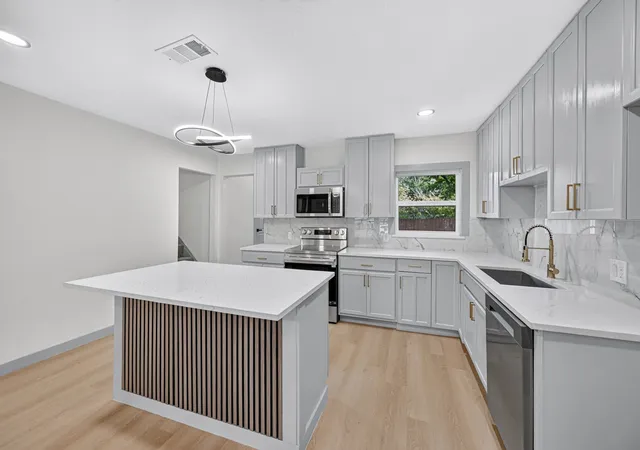 Photo 3 of Single family home for sale at 1721 Ida St, Arlington, TX 76010 | MLS# 21351841 | Listing updated on 2026-10-06