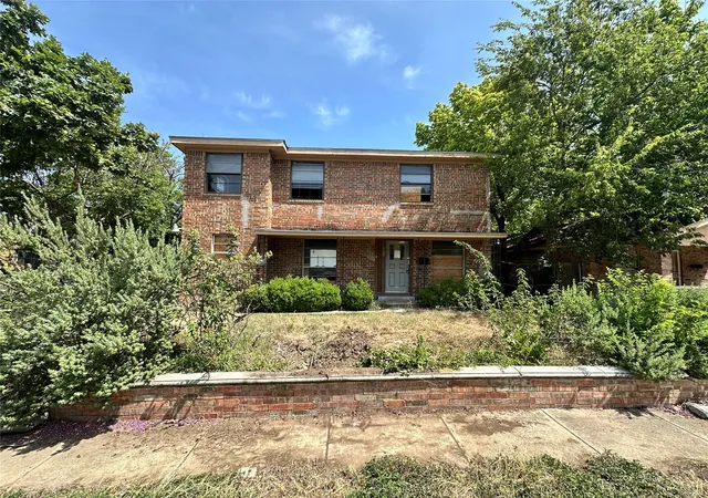 Listing Photo 2 - Condo for sale in building located at 722 W Boyce Ave, Fort Worth, TX 76115 - Unit #2