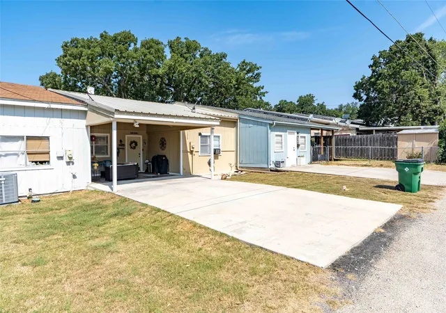 Photo 4 of Townhouse for sale at 1229 Elm Ct, Runaway Bay, TX 76426 | MLS# 21352875 | Listing updated on 2026-08-06