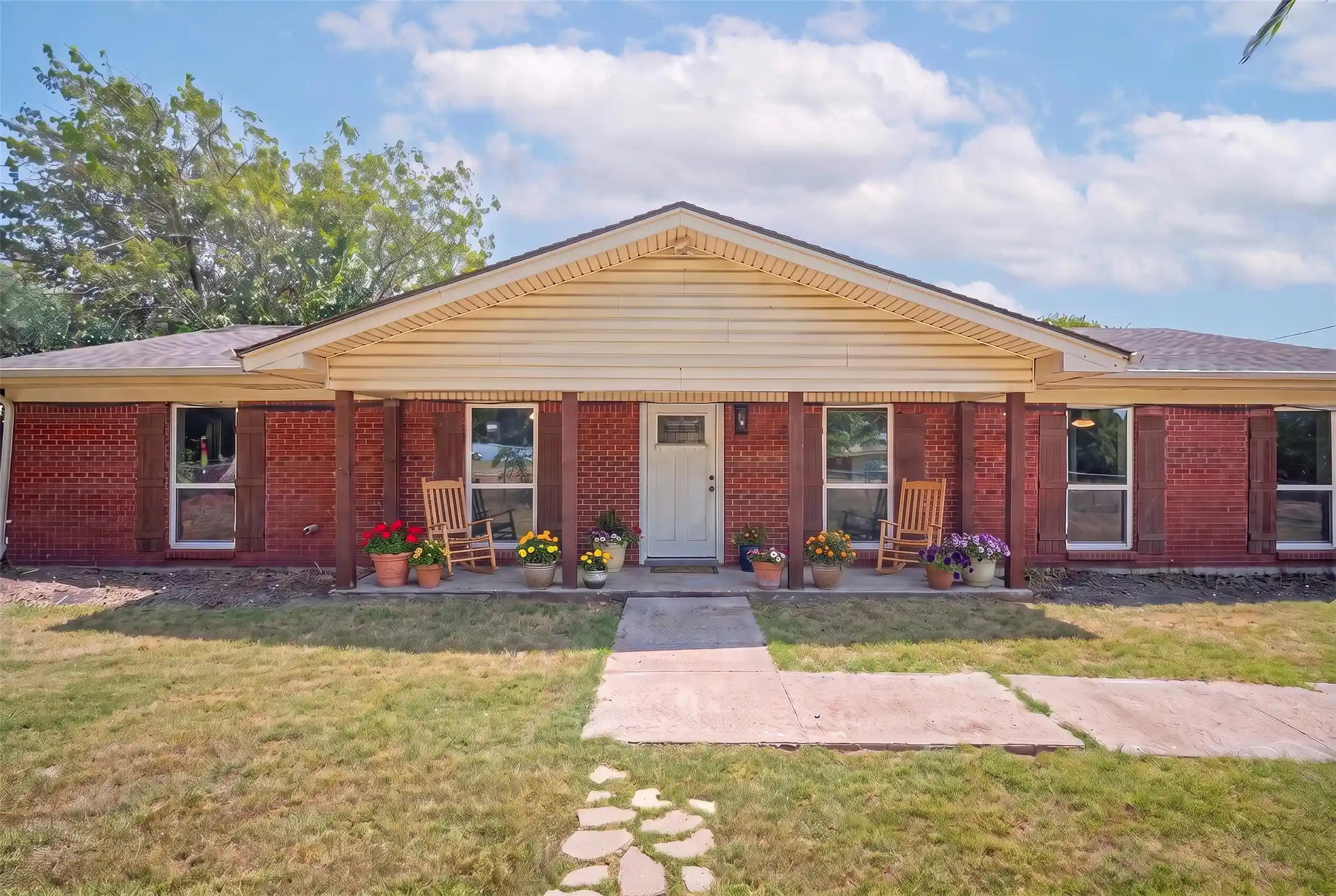 Photo 1 of Single family home for sale at 611 S Dallas St, Palmer, TX 75152 | MLS# 21351824 | Listing updated on 2026-10-29