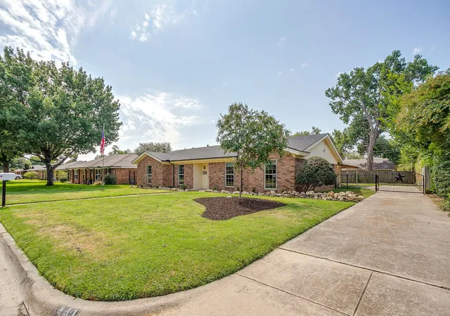 Photo 2 of Single family home for sale at 441 W Pleasantview Dr, Hurst, TX 76054 | MLS# 21352826 | Listing updated on 2026-08-19