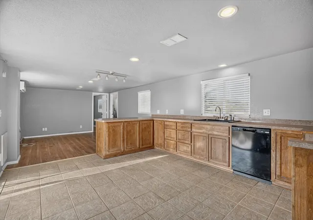 Photo 2 of Manufactured home for sale at 3205 Oak Hill Dr, Granbury, TX 76048 | MLS# 21352537 | Listing updated on 2026-08-07