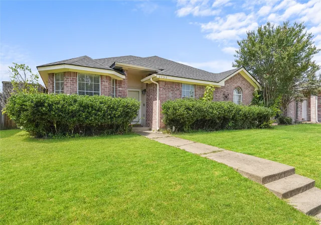 Photo 2 of Single family home for sale at 2733 Spring Rain Dr, Mesquite, TX 75181 | MLS# 21352947 | Listing updated on 2026-08-29