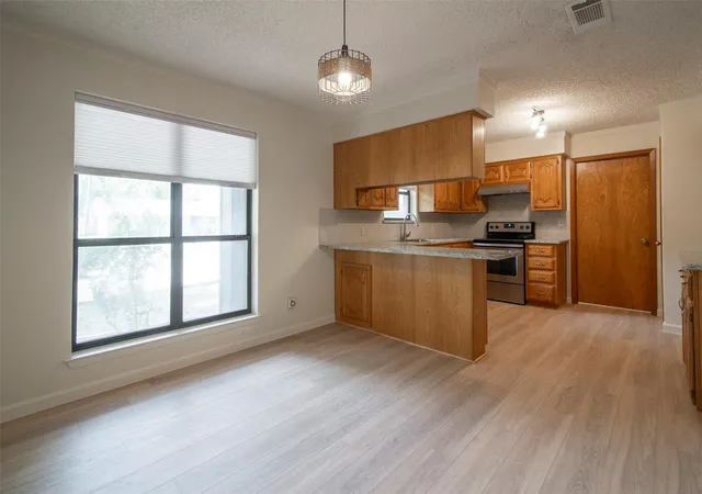Photo 3 of Single family home for sale at 284 W San Antonio St, Van Alstyne, TX 75495 | MLS# 21352222 | Listing updated on 2026-08-07