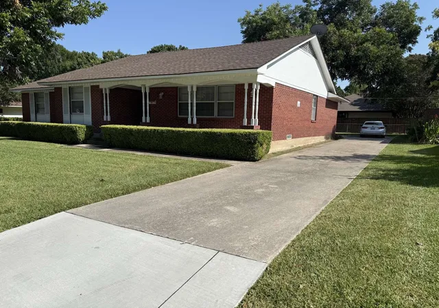 Photo 3 of Single family home for sale at 1706 E 15th St, Plano, TX 75074 | MLS# 21352989 | Listing updated on 2026-10-06