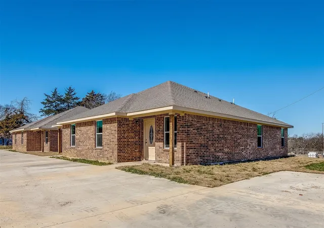 Photo 1 of Multi family home for sale at 131 139 Houston St, Italy, TX 76651 | MLS# 21343744 | Listing updated on 2026-08-12