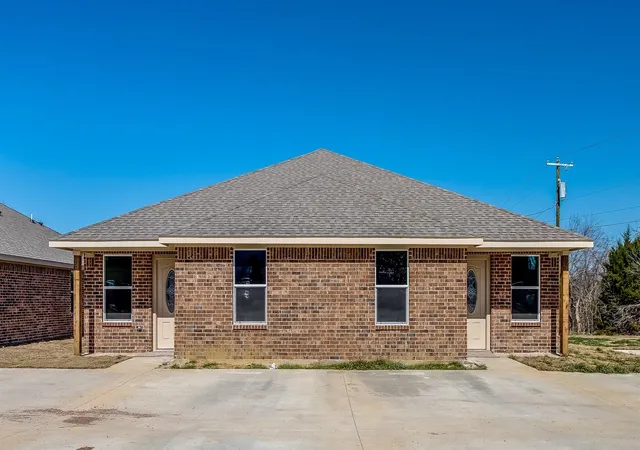 Photo 3 of Multi family home for sale at 131 139 Houston St, Italy, TX 76651 | MLS# 21343744 | Listing updated on 2026-08-12
