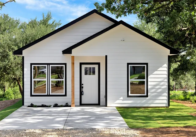 Photo 2 of Single family home for sale at 813 Sw 28th St, Mineral Wells, TX 76067 | MLS# 21352927 | Listing updated on 2026-08-07