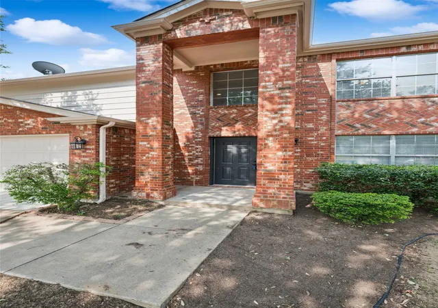 Photo 2 of Single family home for sale at 7020 Glenshire Dr, Arlington, TX 76002 | MLS# 21351553 | Listing updated on 2026-08-29