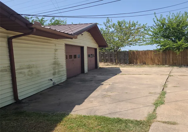 Photo 4 of Single family home for sale at 50010 Del Ra Dr, Greenville, TX 75402 | MLS# 21353095 | Listing updated on 2026-09-03
