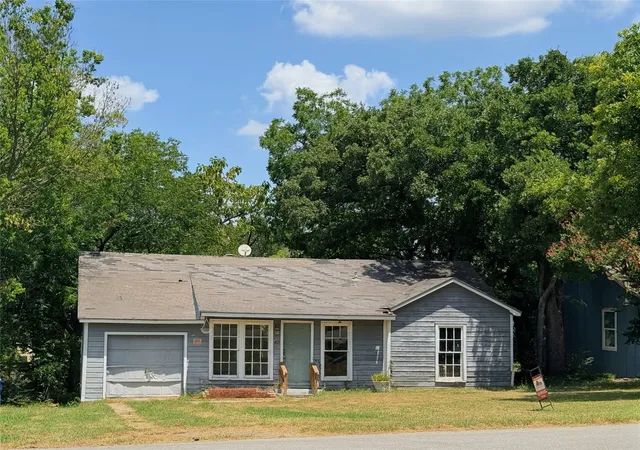 Photo 1 of Sale Pending at 43 W Parnell St, Denison, TX 75020 | MLS# 21353119 | Listing updated on 2026-09-25