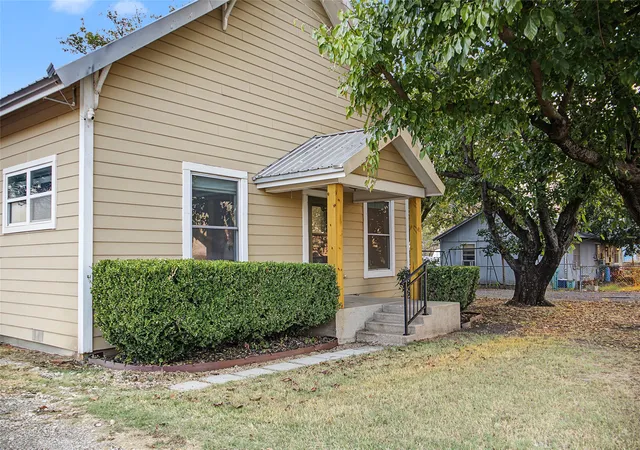 Photo 2 of Single family home for sale at 1009 W 7th St, Justin, TX 76247 | MLS# 21344228 | Listing updated on 2026-09-22