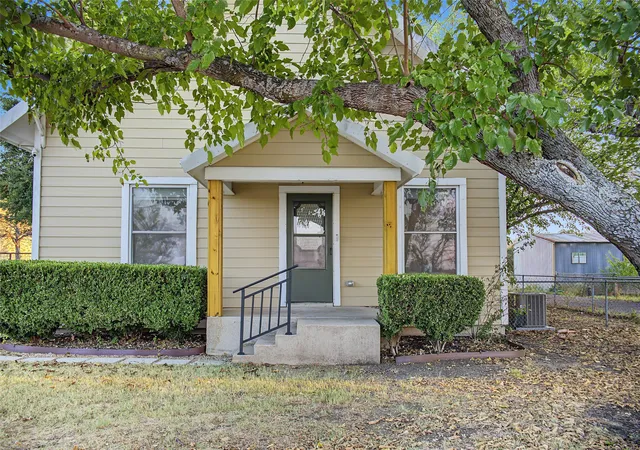 Photo 3 of Single family home for sale at 1009 W 7th St, Justin, TX 76247 | MLS# 21344228 | Listing updated on 2026-09-22
