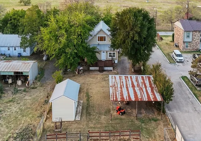 Photo 4 of Single family home for sale at 1009 W 7Th St, Justin, TX 76247 | MLS# 21344228 | Listing updated on 2026-09-22