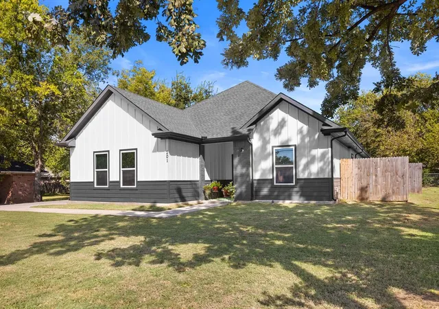 Photo 1 of Single family home for sale at 201 W South St, Whitesboro, TX 76273 | MLS# 21353108 | Listing updated on 2026-08-07