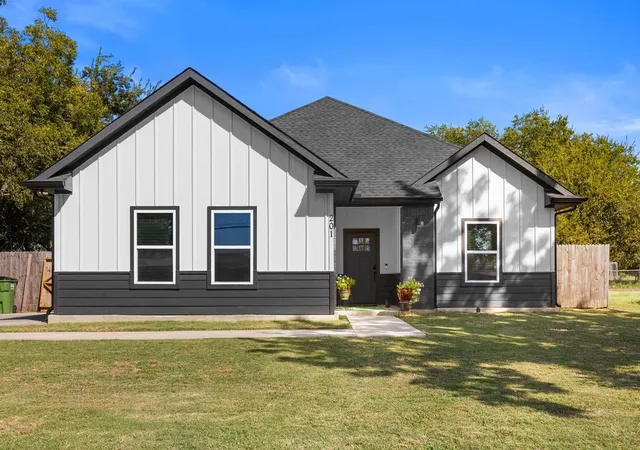 Photo 2 of Single family home for sale at 201 W South St, Whitesboro, TX 76273 | MLS# 21353108 | Listing updated on 2026-08-07