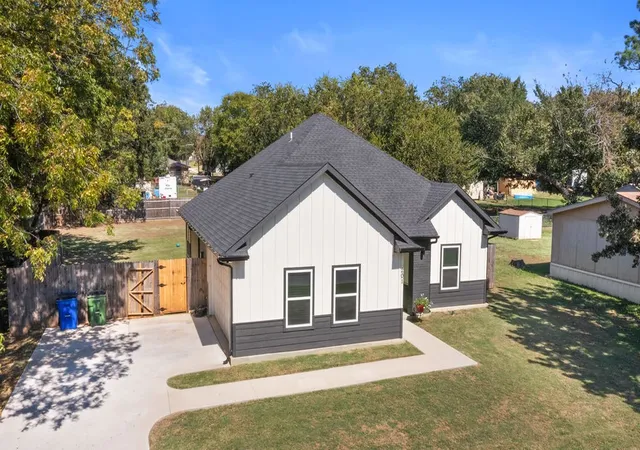 Photo 3 of Single family home for sale at 201 W South St, Whitesboro, TX 76273 | MLS# 21353108 | Listing updated on 2026-08-07