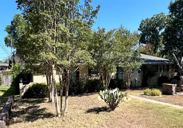 Photo 1 of Single family home for sale at 1206 Crestwood Dr, Cleburne, TX 76033 | MLS# 21353047 | Listing updated on 2026-08-22