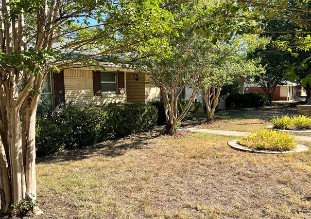 Photo 2 of Single family home for sale at 1206 Crestwood Dr, Cleburne, TX 76033 | MLS# 21353047 | Listing updated on 2026-08-22