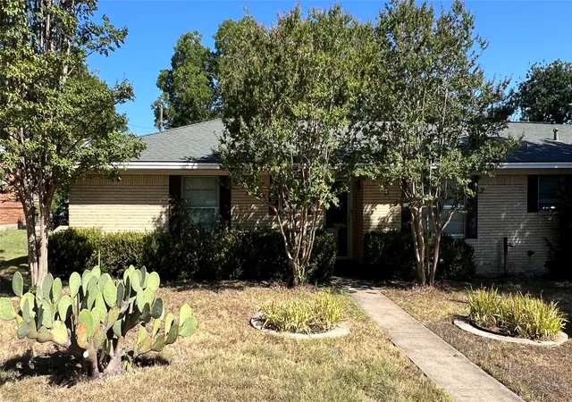 Photo 3 of Single family home for sale at 1206 Crestwood Dr, Cleburne, TX 76033 | MLS# 21353047 | Listing updated on 2026-08-22