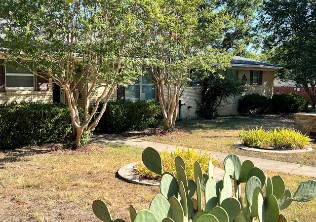 Photo 3 of Single family home for sale at 1206 Crestwood Dr, Cleburne, TX 76033 | MLS# 21353047 | Listing updated on 2026-08-22