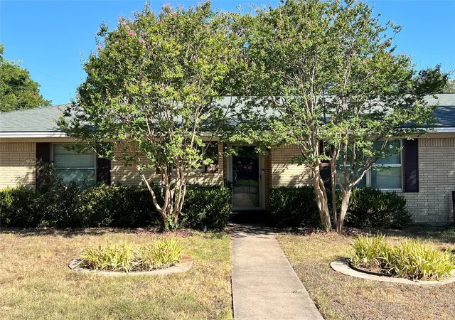 Photo 4 of Single family home for sale at 1206 Crestwood Dr, Cleburne, TX 76033 | MLS# 21353047 | Listing updated on 2026-08-22