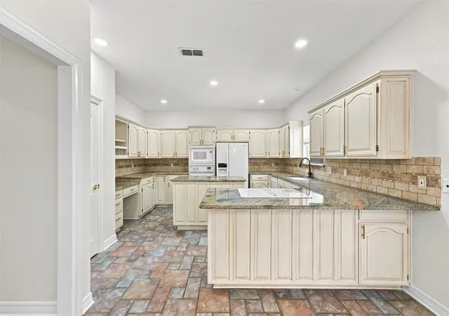 Photo 4 of Sale Pending at 4 Amen Corner Ct, Mansfield, TX 76063 | MLS# 21353249 | Listing updated on 2026-10-05