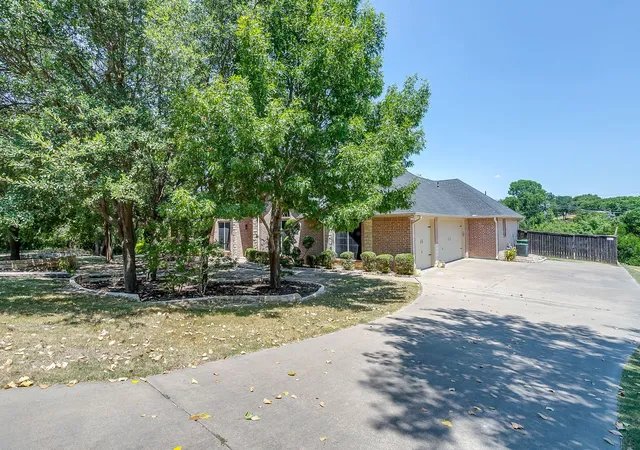 Photo 4 of Single family home for sale at 117 Danielle Dr, Hudson Oaks, TX 76087 | MLS# 21353270 | Listing updated on 2026-09-23
