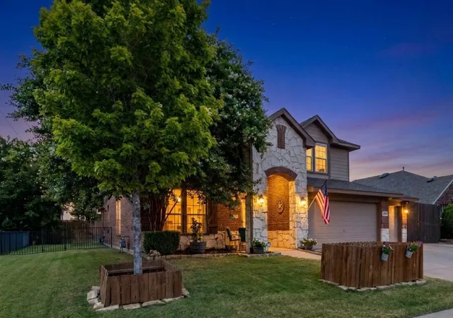 Photo 1 of Single family home for sale at 15647 Gatehouse Dr, Roanoke, TX 76262 | MLS# 21351528 | Listing updated on 2026-09-28