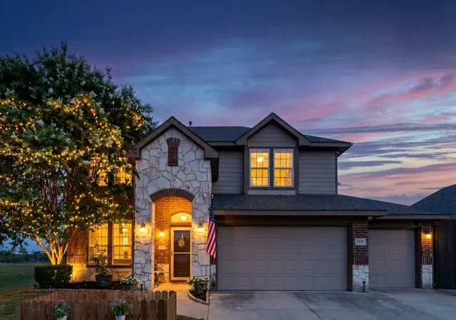 Photo 2 of Single family home for sale at 15647 Gatehouse Dr, Roanoke, TX 76262 | MLS# 21351528 | Listing updated on 2026-09-28