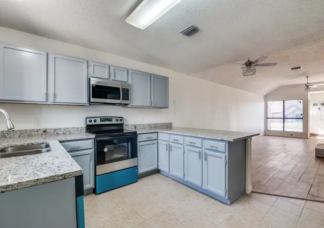 Photo 2 of Townhouse for sale at 917 Westover Dr, Lancaster, TX 75134 | MLS# 21353325 | Listing updated on 2026-08-07