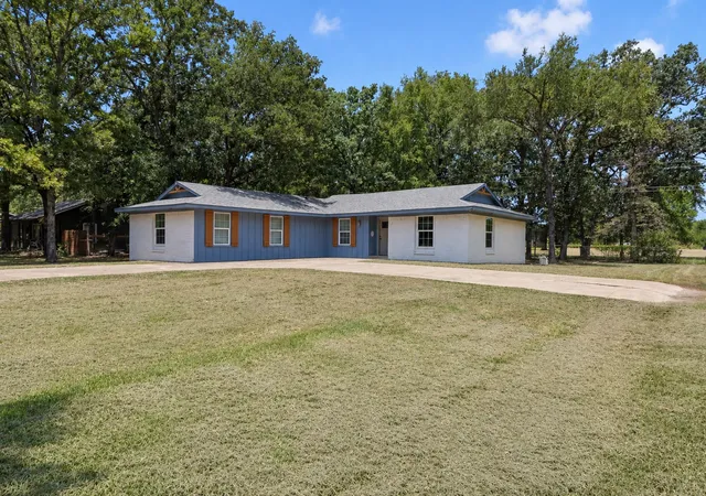 Photo 1 of Single family home for sale at 110 Pierce Dr, Mabank, TX 75156 | MLS# 21346660 | Listing updated on 2026-08-07