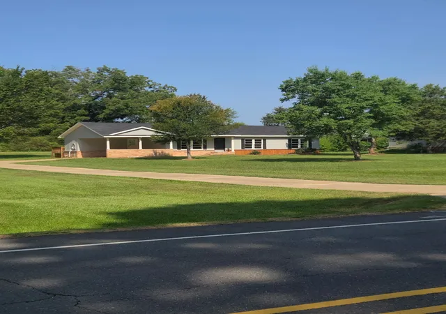 Photo 1 of Single family home for sale at 8075 N Lakeshore Dr, Shreveport, LA 71107 | MLS# 21351417 | Listing updated on 2026-08-12