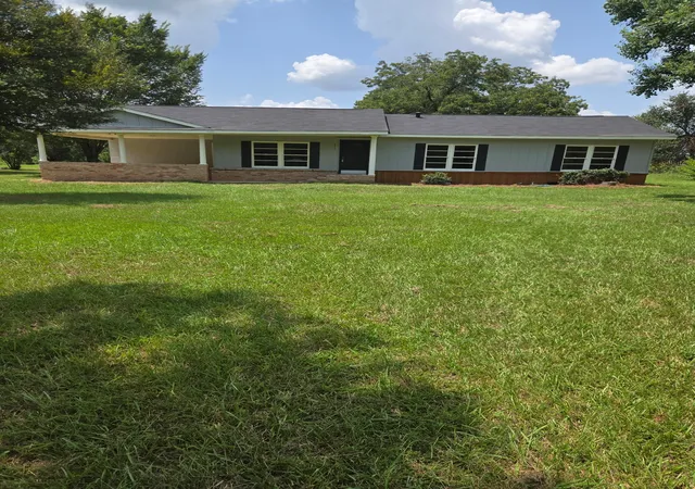 Photo 2 of Single family home for sale at 8075 N Lakeshore Dr, Shreveport, LA 71107 | MLS# 21351417 | Listing updated on 2026-08-12