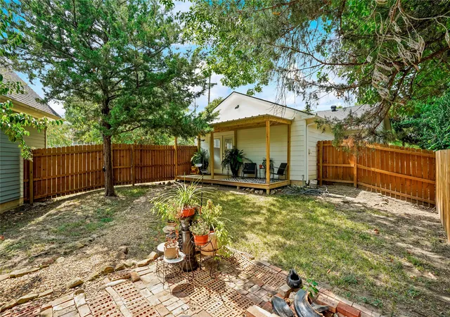 Photo 3 of Single family home for sale at 902 Williams St, Rockwall, TX 75087 | MLS# 21352006 | Listing updated on 2026-09-29