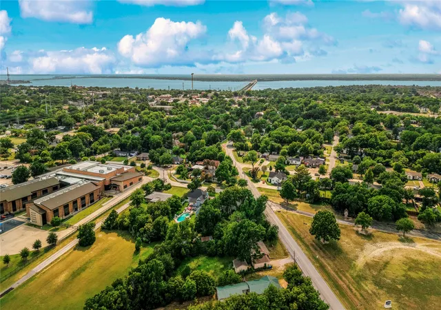 Photo 3 of Single family home for sale at 902 Williams St, Rockwall, TX 75087 | MLS# 21352006 | Listing updated on 2026-09-29