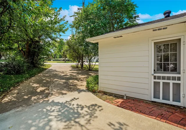 Photo 4 of Single family home for sale at 902 Williams St, Rockwall, TX 75087 | MLS# 21352006 | Listing updated on 2026-09-29