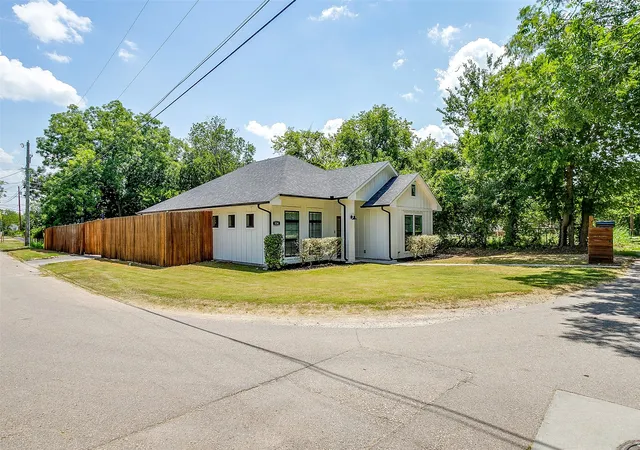 Photo 3 of Sale Pending at 114 Tuggle St, Waxahachie, TX 75165 | MLS# 21353351 | Listing updated on 2026-08-25