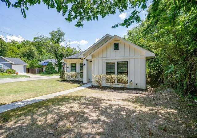 Photo 3 of Sale Pending at 114 Tuggle St, Waxahachie, TX 75165 | MLS# 21353351 | Listing updated on 2026-08-25