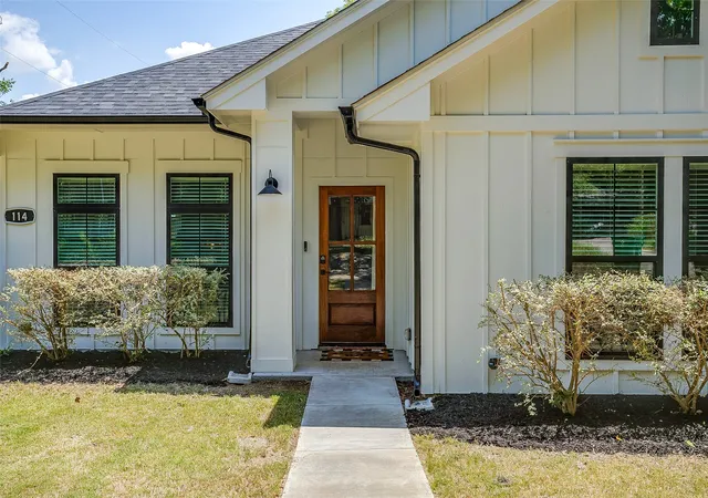 Photo 4 of Sale Pending at 114 Tuggle St, Waxahachie, TX 75165 | MLS# 21353351 | Listing updated on 2026-08-25