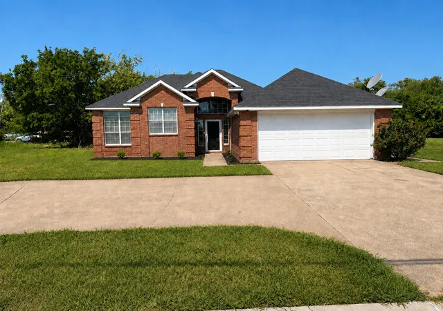Photo 1 of Single family home for sale at 400 S Rockwall Ave, Terrell, TX 75160 | MLS# 21352932 | Listing updated on 2026-08-31