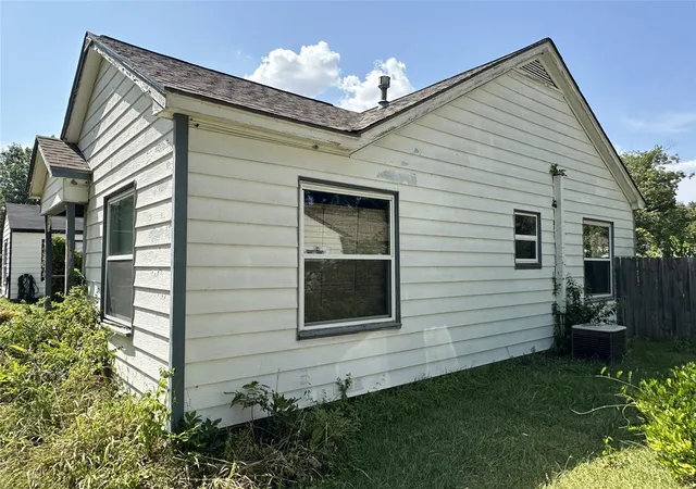 Photo 3 of Sale Pending at 405 W Avenue E, Garland, TX 75040 | MLS# 21353064 | Listing updated on 2026-08-31