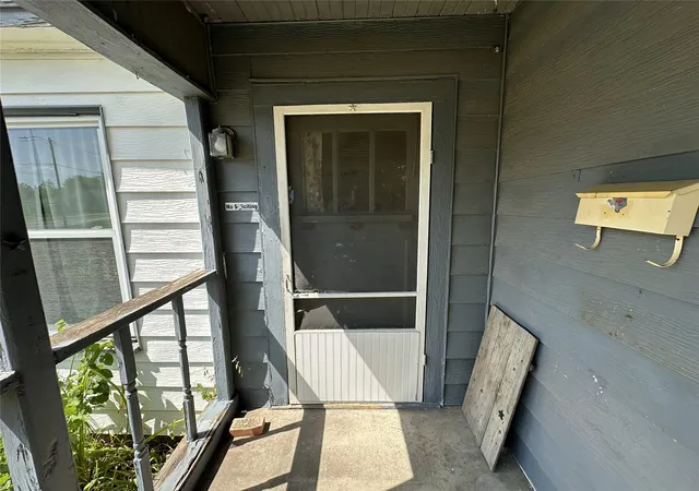 Photo 4 of Sale Pending at 405 W Avenue E, Garland, TX 75040 | MLS# 21353064 | Listing updated on 2026-08-31